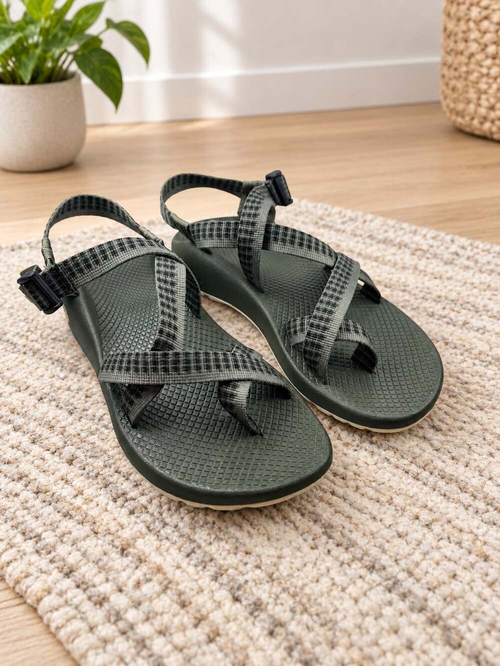 Chaco Z/2 Classic Sandals Women’s 9 Traction Lichen Green Toe Loop Hiking